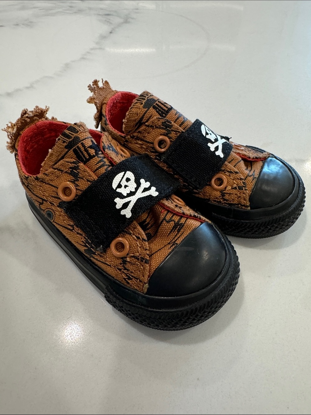Converse Canvas Sneakers - pirate ship/skull design - US3